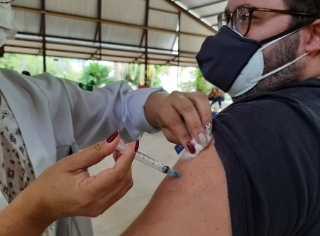 Professores e Colaboradores do UNIFAGOC recebem vacina contra a COVID-19