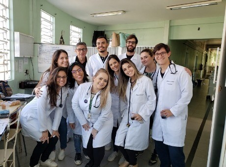 Intercambista curitibana é recebida por alunos do curso da Medicina UniFagoc