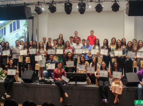 Alunos recebem prêmio por excelência acadêmica na Fagoc