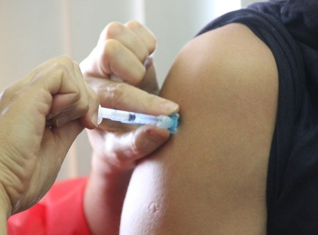 Alunos do internato de Medicina do UNIFAGOC recebem vacina contra coronavírus