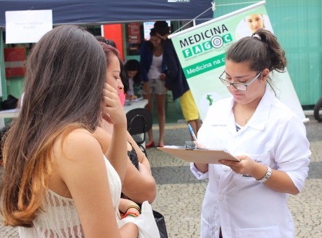 Alunos de Medicina aplicam questionário sobre a saúde da mulher ubaense