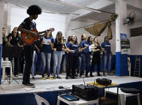 Alunos de Pedagogia da Fagoc se apresentam no Cesec Ubá