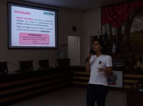 Aluna de Medicina apresenta projeto no Conselho Municipal de Saúde de Ubá