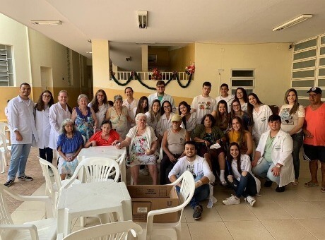 Alunos de Medicina visitam Asilo São Vicente de Paulo