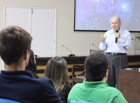 Sobrevivente do Holocausto fala sobre Direitos Humanos para alunos da Fagoc