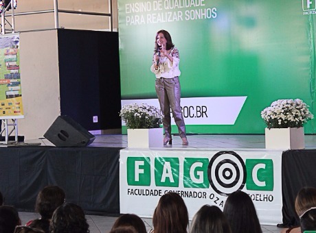 Jornalista e escritora Leila Ferreira encerra pré-Bienal do Livro de Ubá