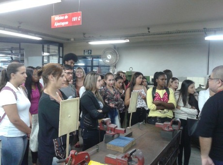Alunos de Pedagogia visitam Senai de Ubá