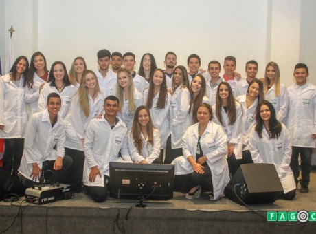 Mais uma turma de Medicina Fagoc recebe jalecos personalizados