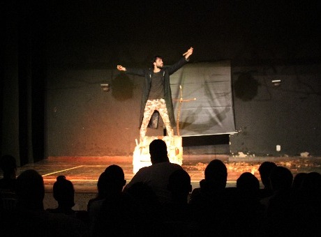 O que acontece nos bastidores de teatro?