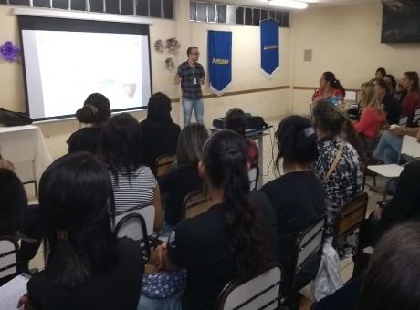 NAF ministra palestra sobre educação inclusiva na Escola Estadual Senador Levindo Coelho