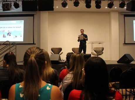 Alunos participam de palestra que aborda “A Transformação Social por meio da Educação”