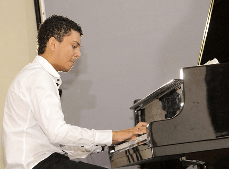Aluno de pedagogia participa de recital de piano