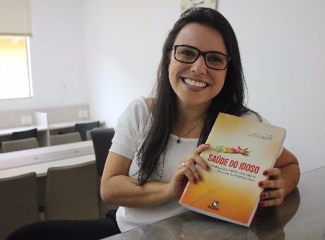 Professora da Fagoc é coautora de livro sobre saúde do idoso