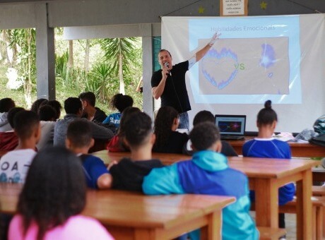 Professor de Jornalismo do UNIFAGOC realiza palestra sobre os desafios da educação em escola de Ubá
