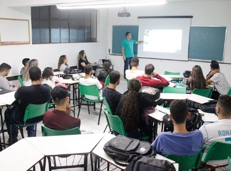 UNIFAGOC recebe alunos para Aula Experimental