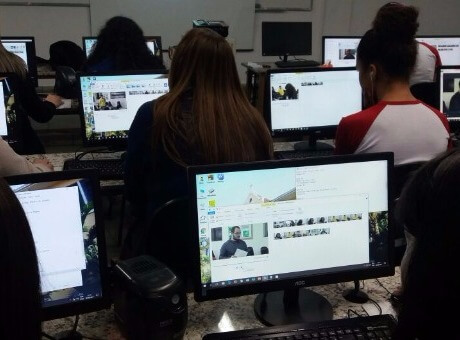 Aluna de Jornalismo ministra curso para turma de Pedagogia