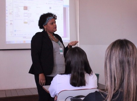 Economista doméstica do Procon de Ubá ministra palestra para os colaboradores da Fagoc