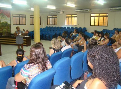 Profissionais da Fagoc são facilitadoras em discussão sobre políticas para mulheres