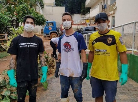 Alunos do UNIFAGOC ajudam na limpeza do Asilo São Vicente de Paulo após enchente em Ubá