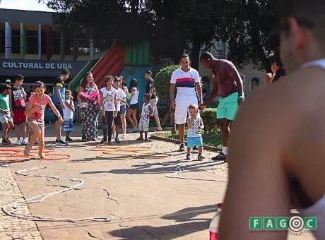 Alunos de Educação Física da Fagoc promove evento de lazer em praça de Ubá