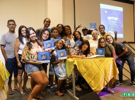 Alunos escritores: estudantes de Pedagogia da Fagoc publicam 52 livros biográficos