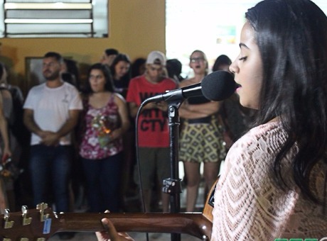 Aluna de Psicologia marca retorno do Tô No Palco no campus