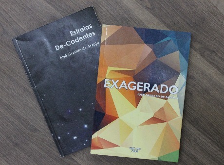 Escritor doa livros para a Biblioteca Antônio Olinto