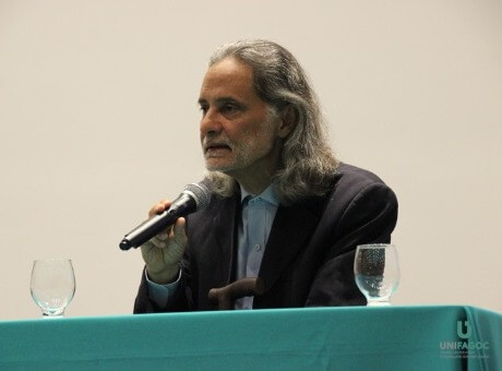 Especialista em Homeopatia ministra Aula Magna da Medicina UNIFAGOC