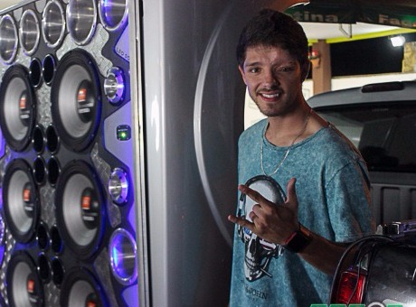 Aluno de Educação Física se apresenta no “Tô no palco”