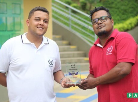 Alunos de Psicologia recebem prêmio por trabalho desenvolvido com famílias de dependentes químicos