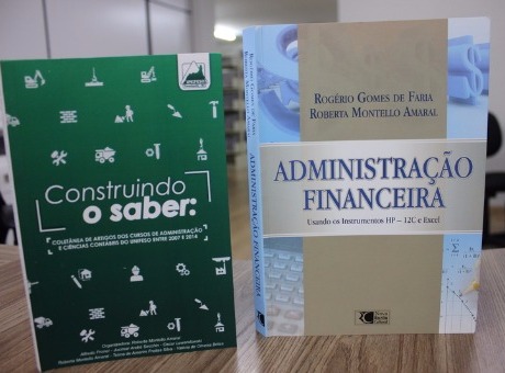 Examinadora de novo mestre da Fagoc doa livros à Biblioteca Antônio Olinto