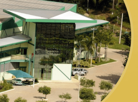 Alunos de administração realizam visita técnica em indústria de cosméticos em Viçosa