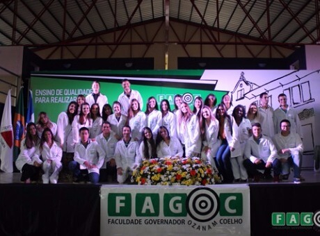 Calouros de Medicina recebem jalecos personalizados