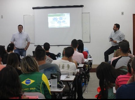 Diretoria visita sala dos calouros