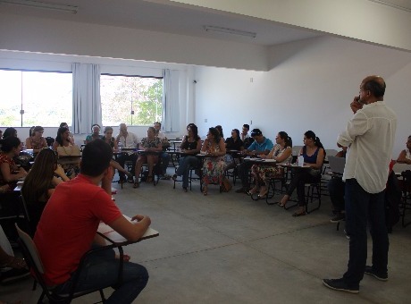 Alunos de Psicologia da Fagoc planejam intervenções em escola de Ubá