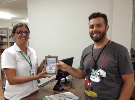 Professor da Pós-Graduação doa livro para biblioteca da Fagoc