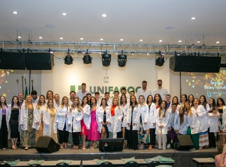 17ª turma da Medicina UNIFAGOC recebe jaleco em cerimônia com familiares e professores