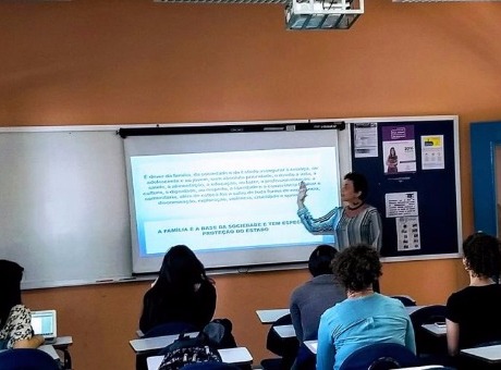 Coordenadora de Direito da Fagoc fala sobre direito constitucional da convivência familiar no 32º EMED