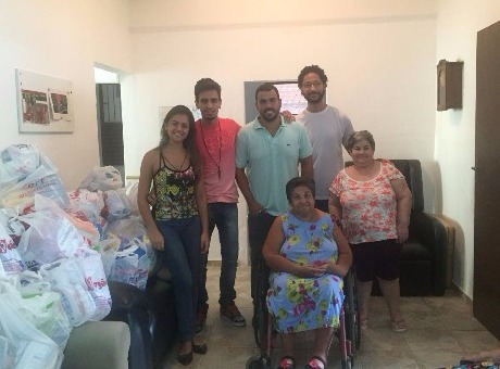 Alunos de Medicina da Fagoc doam leite e fralda a entidades de Ubá