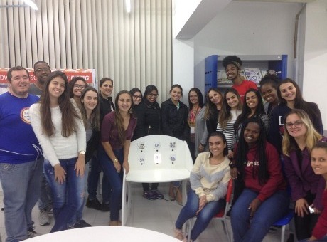 Alunos da Pedagogia Fagoc visitam SENAI Ubá e conhecem mesa criada para estudantes com autismo