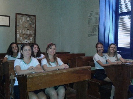 Alunas de Pedagogia criam fotos com ambiente escolar do século XX