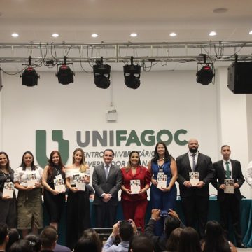 Noite de Autógrafos no Lançamento da 2ª Edição do “Livro do Direito” em Evento no Auditório do UNIFAGOC
