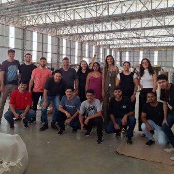 Alunos da Administração UNIFAGOC visitam fábrica de estofados para projeto de análise financeira