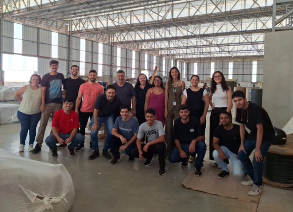 Alunos da Administração UNIFAGOC visitam fábrica de estofados para projeto de análise financeira