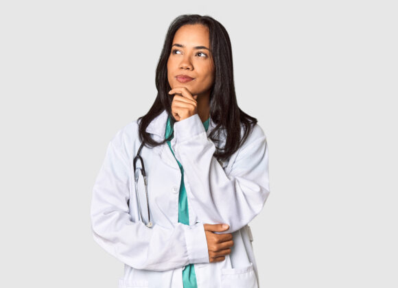 Qual é a diferença entre residência médica e curso de especialização?