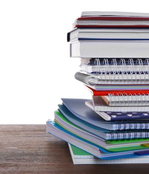 Pilha de cadernos e livros.