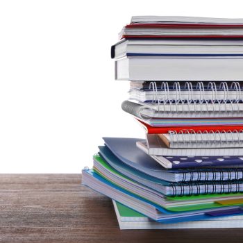 Pilha de cadernos e livros.