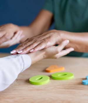 Profissional realiza terapia com as mãos sobre os braços de uma pessoa, em ambiente calmo, representando uma prática de medicina integrativa voltada ao bem-estar e à conexão corpo-mente.