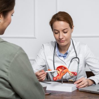 Ginecologia e Obstetrícia são especialidades médicas essenciais para a saúde da mulher. Entenda o que fazem, suas diferenças e a importância dos cuidados preventivos.