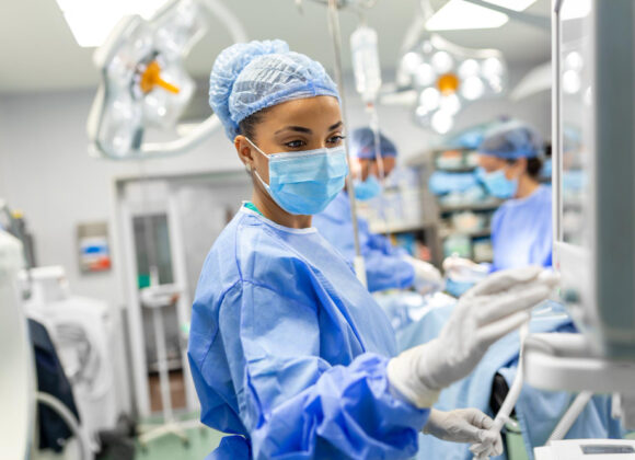 Quais são as diferenças entre enfermeiro, técnico e auxiliar de enfermagem?